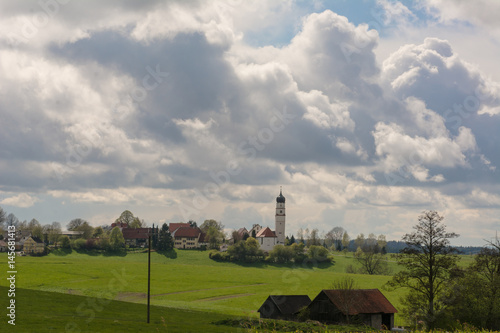 Dorf mit Barockkirche auf Hügel © motivjaegerin1