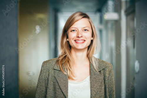 Fotografía Business-Portrait von blonder, lächelnder Frau
