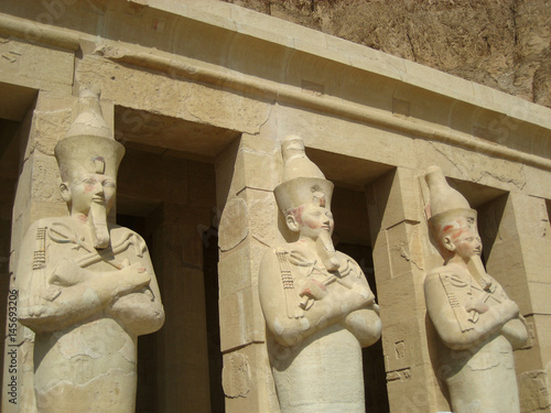 Foto Statues at Deir el-Bahri, Egypt
