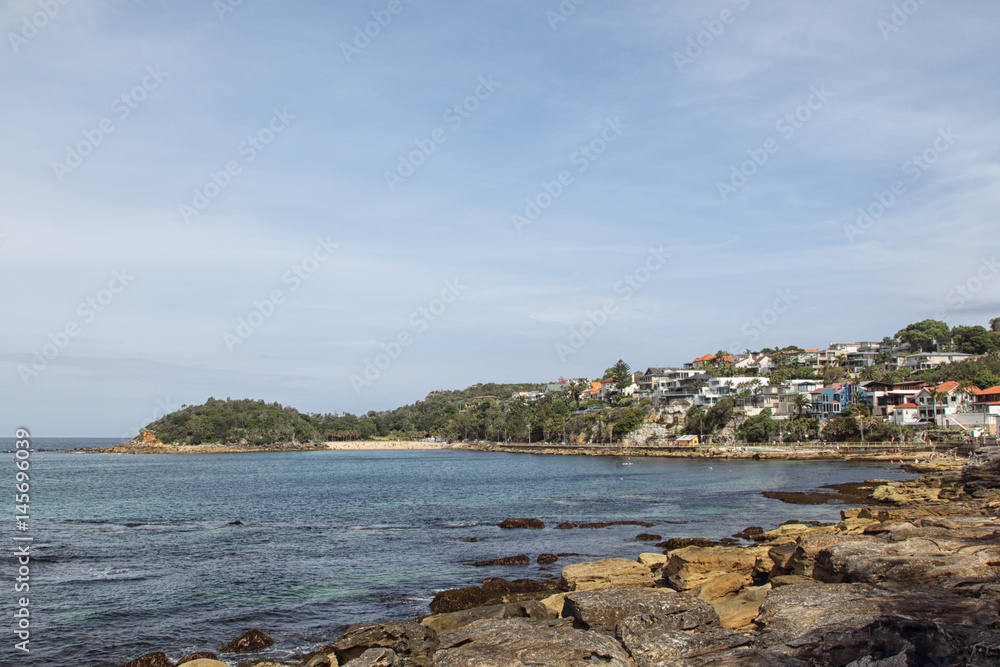 Felsige Küste an der Cabbage Tree Bay und Blick auf Shelly Beach in Manly, Sydney, Australien.