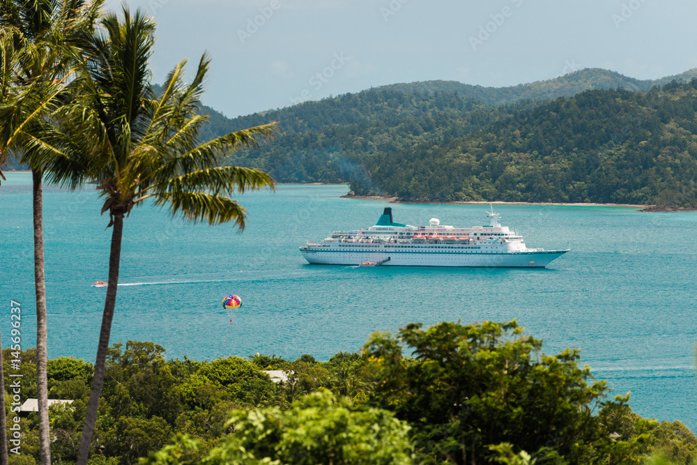 Obraz premium Cruise on the Beach