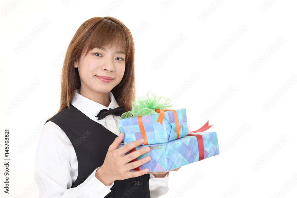 プレゼントを持つウェイトレス