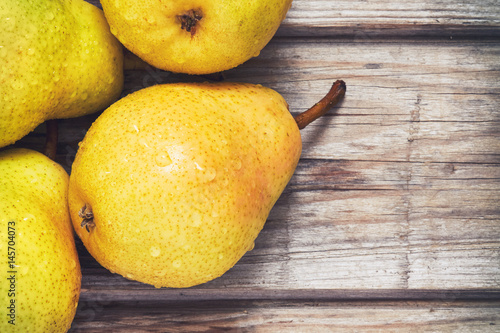 Photos Fresh williams pears (Bartlett pear) on wooden background
