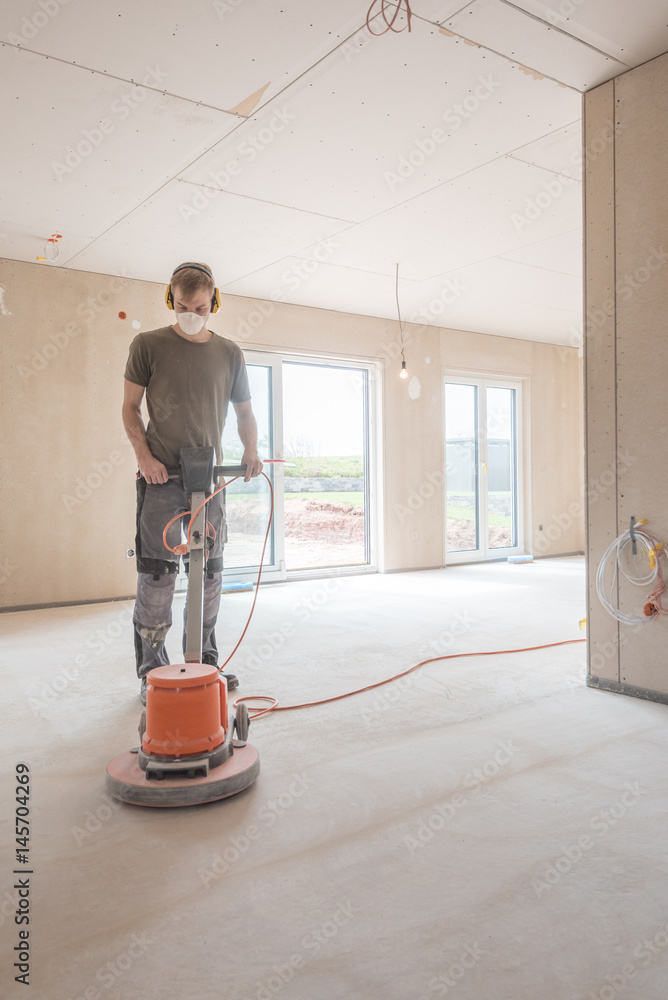 Fototapeta premium Estrich abschleifen im Rohbau