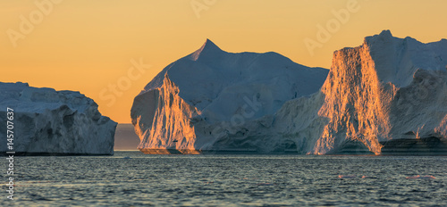 Fotografija Fancy icebergs of different forms in the Gulf