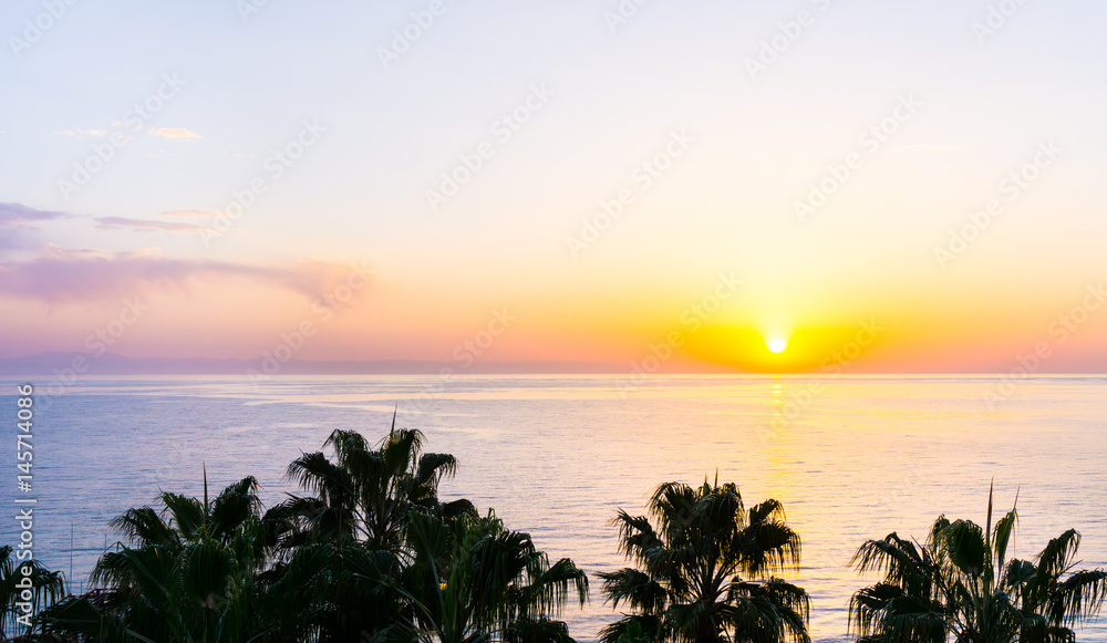 Obraz premium sunset on the sea. sunrise