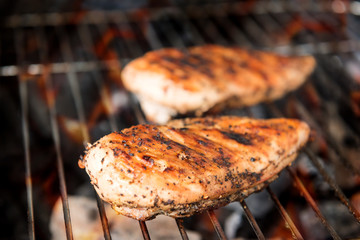 Stickers Grill / Barbecue Gegrilde kipfilet op vlammende grill  © Delicious