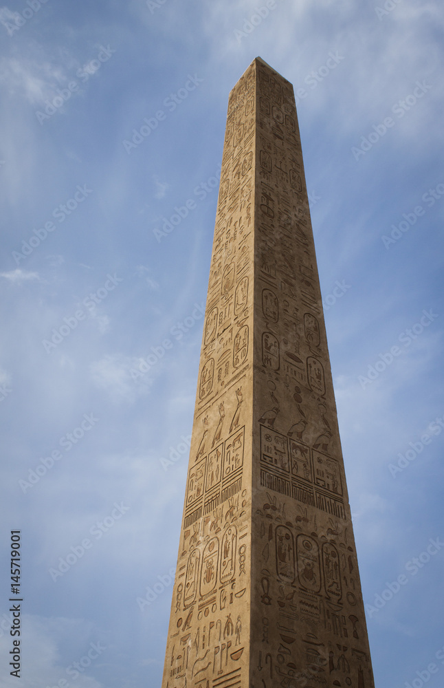 Monolito egipcio en cielo azul