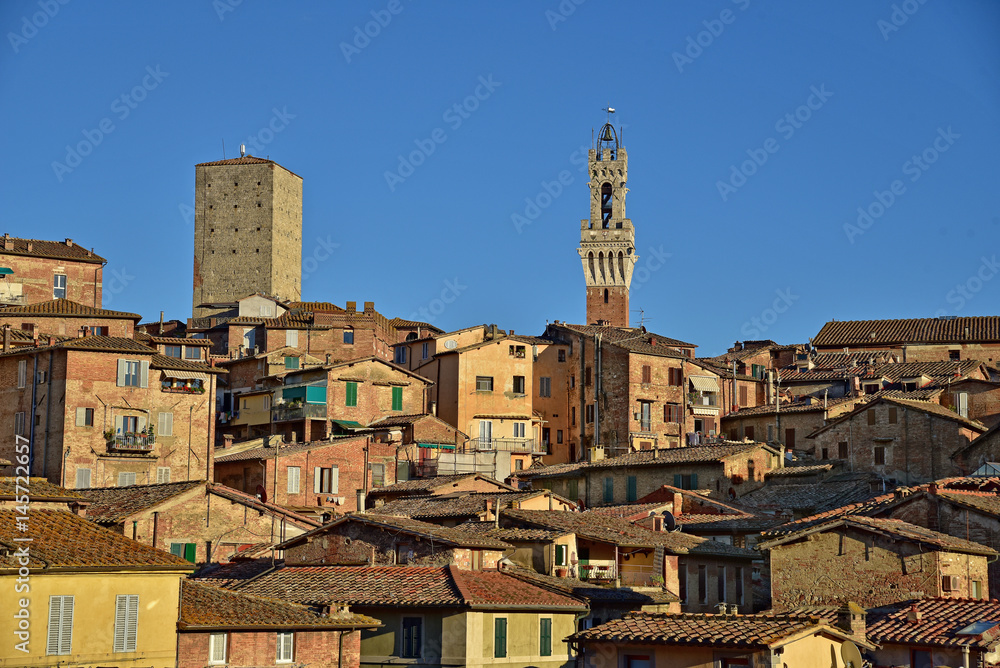 historische Altdtadt von Siena mit Blick auf den Torre del Mangia