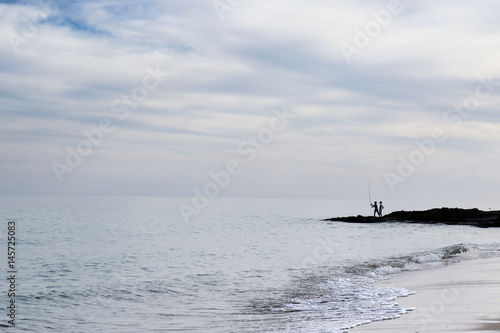 Jungen Angeln am Meer