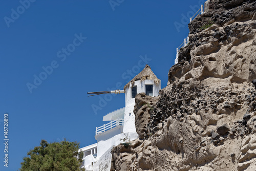 Moulin sur falaise à Santorin