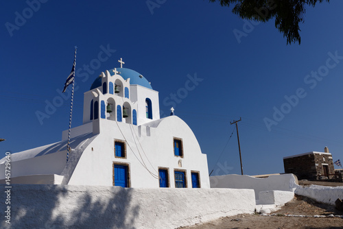 Chapelle à Santorin et ciel bleu