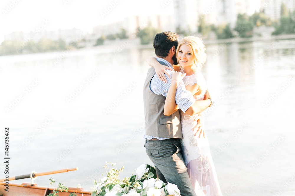 Naklejka premium Amazing wedding couple on the boat
