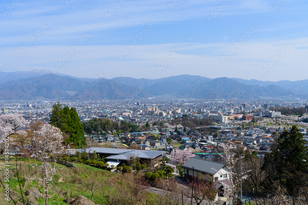 長野　桜と町並み　善光寺雲上殿からの眺め