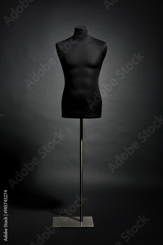 Manichino isolato su sfondo grigio