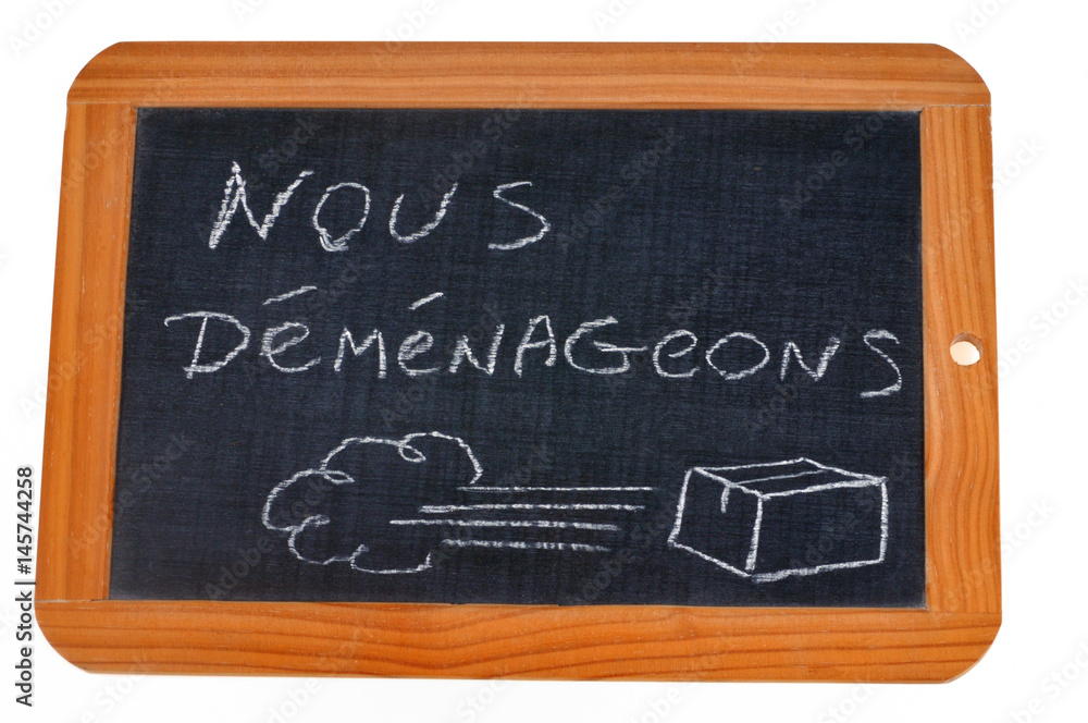 Nous déménageons écrit sur une ardoise Nous déménageons écrit sur une ardoise