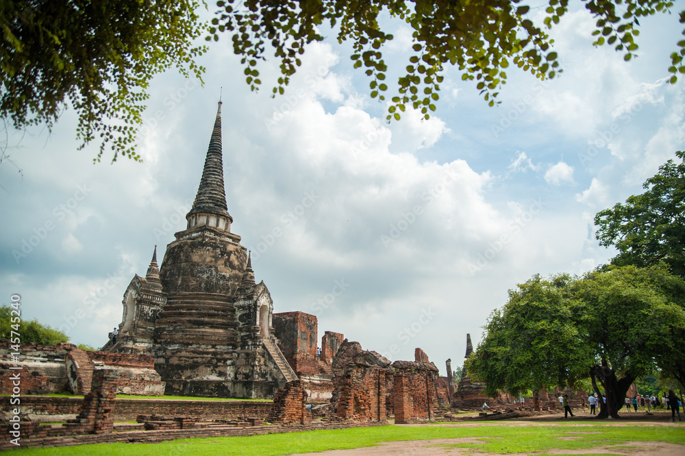 Phra Nakhon Si Ayutthaya, Thailand - Sept 25,2010: Ayutthaya Historical Park, Archaeological site that contains palaces, Buddhist temples, monasteries and statues. : Phra Nakhon Si Ayutthaya, Thailand - Sept 25,2010: Ayutthaya Historical Park, Archaeological site that contains palaces, Buddhist temples, monasteries and statues. :