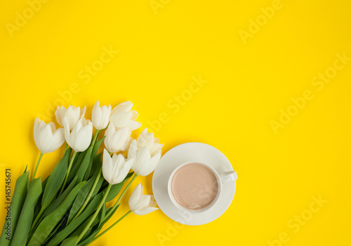 Fototapeta Naklejka Na Ścianę i Meble -  White flowers bunch and coffee cup