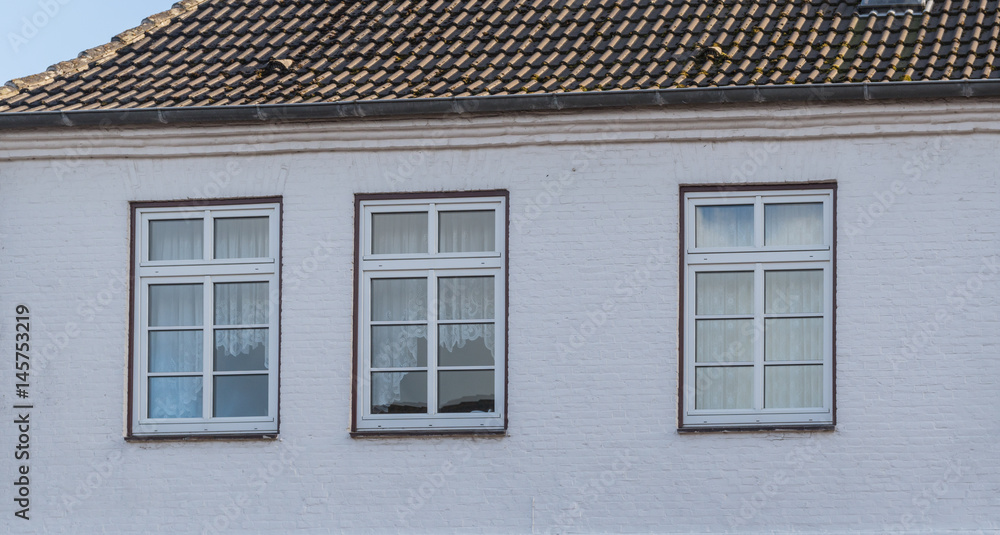 Fenster in weiß eines Hauses mit weißer Fassade