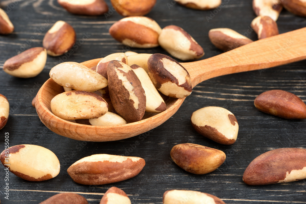 Obraz premium Brazil nuts in spoon