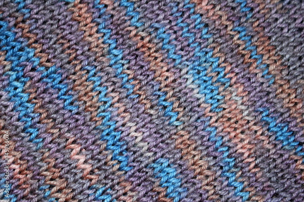 текстура вязаной ткани с полосатым рисунка в синих тонах    