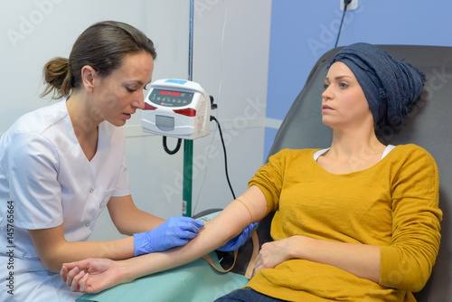 Tableau sur toile chemotherapy patient and her nurse