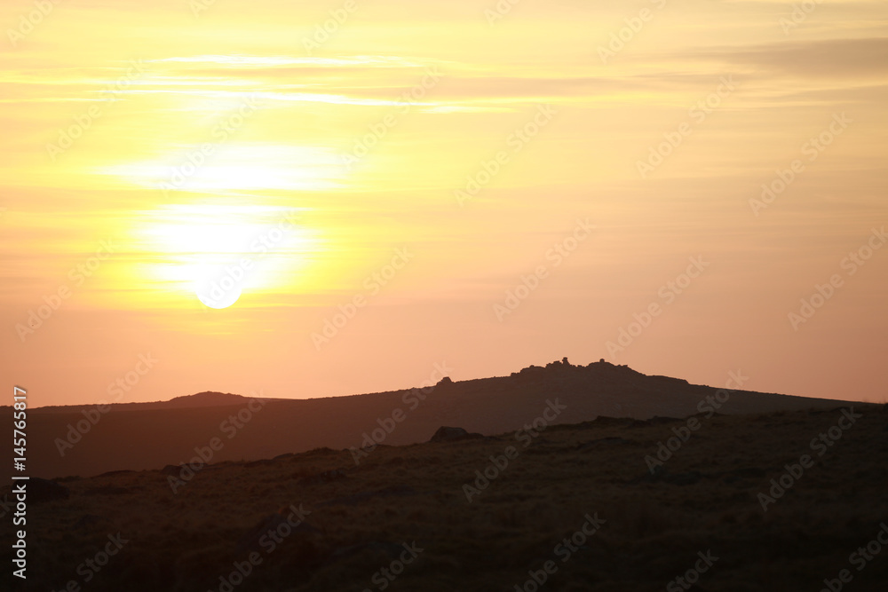 Sonnenuntergang bei verschleiertem Himmel