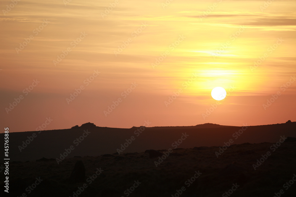Sonnenuntergang bei verschleiertem Himmel Sonnenuntergang bei verschleiertem Himmel