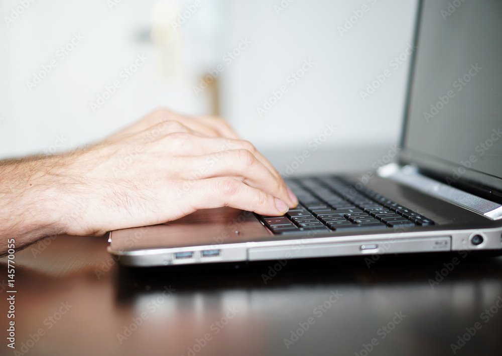 Computerarbeit am Laptop auf Holzschreibtisch Computerarbeit am Laptop auf Holzschreibtisch
