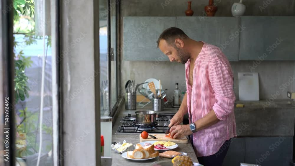 Young man preparing breakfast in the kitchen, 4K
Young man preparing breakfast in the kitchen, 4K
