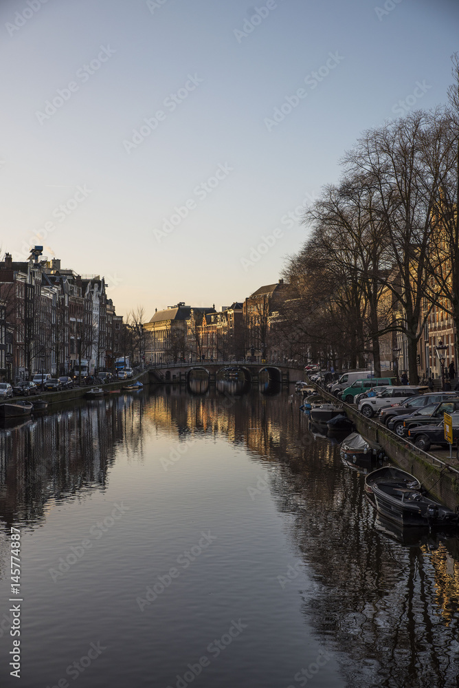 Canali di Amsterdam con i riflessi dei delle vecchie costruzioni
