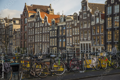 Canali di Amsterdam con i riflessi dei delle vecchie costruzioni