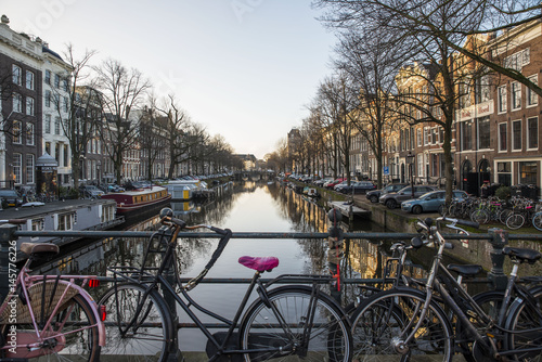 Canali di Amsterdam con i riflessi dei delle vecchie costruzioni