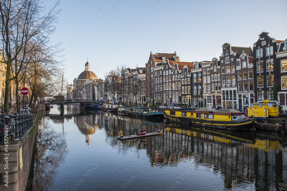 Canali di Amsterdam con i riflessi dei delle vecchie costruzioni