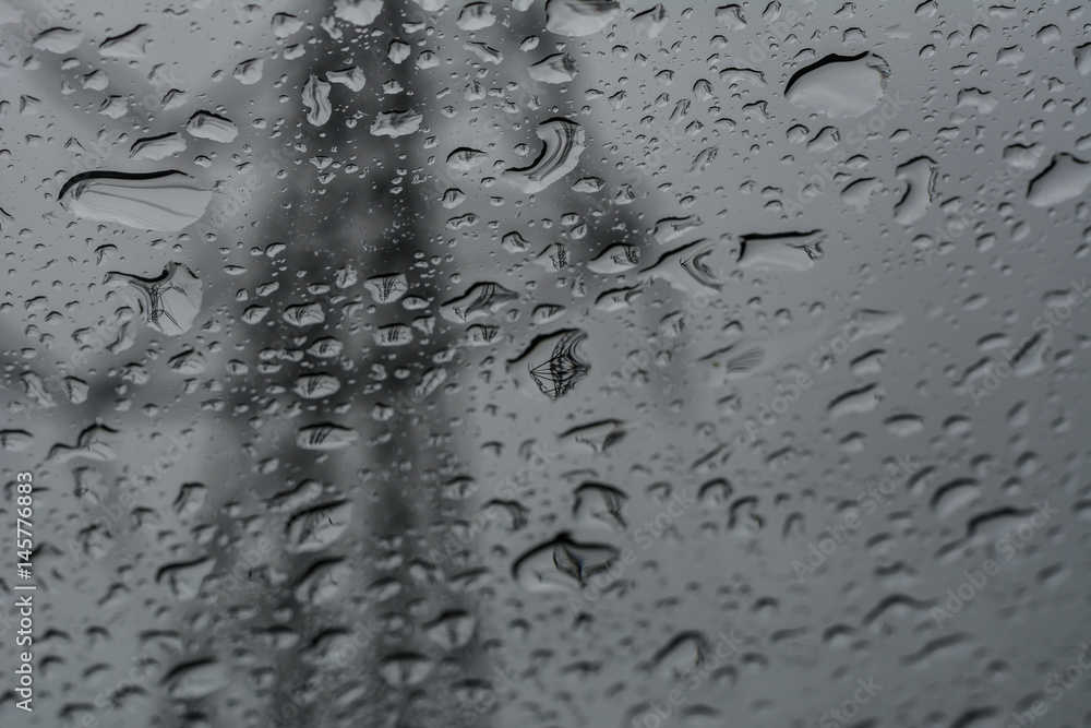 Tropfen bei Regen auf Scheibe Tropfen bei Regen auf Scheibe