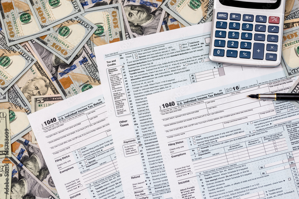 Obraz premium 1040 tax from with us dollar banknote, pen and calculator.