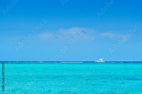 Fototapeta Naklejka Na Ścianę i Meble -  Alone boat on Idyllic beach on the coast of Mauritius