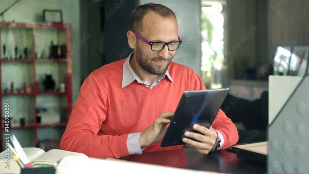 Young businessman sitting with tablet in the office, 4K
Young businessman sitting with tablet in the office, 4K