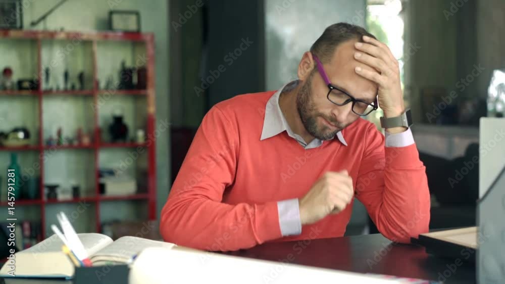 Tired businessman with tablet falling asleep on table in the office, 4K
Tired businessman with tablet falling asleep on table in the office, 4K