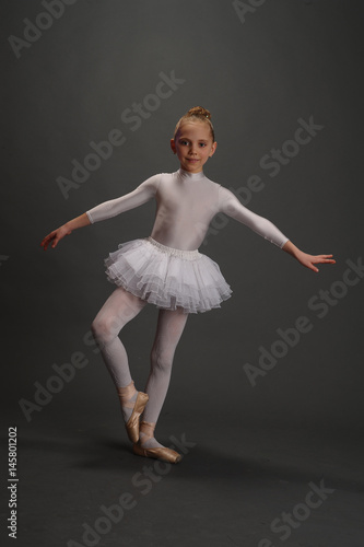 Fototapeta Naklejka Na Ścianę i Meble -  The ballerina