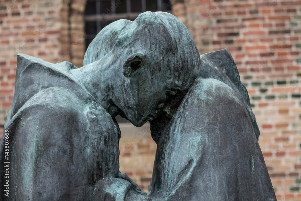 Fototapeta premium Resting Heads Statue
