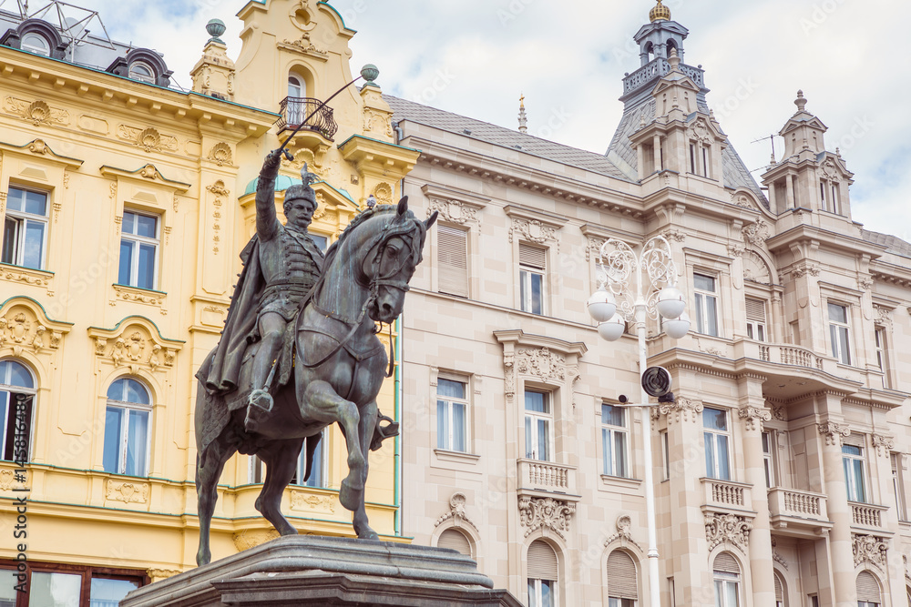 Obraz premium Statue of Ban Jelacic against the buildings on the main city square in Zagreb, Croatia