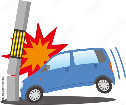 電柱へ激突する軽自動車