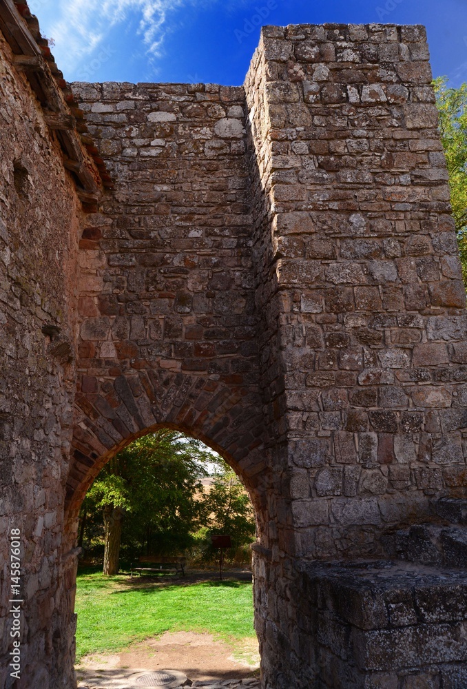 interior de la milenaria puerta árabe en la muralla de Medinaceli