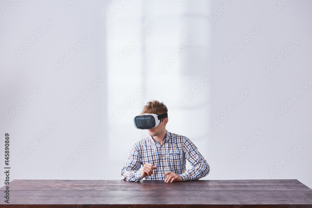 Fototapeta premium Man wearing vr headset