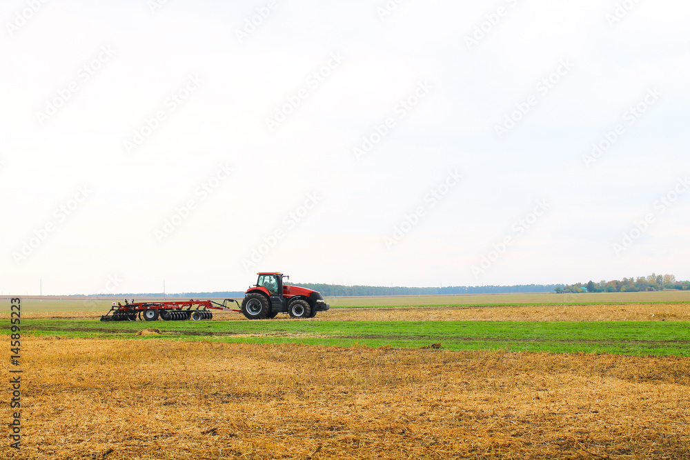 Obraz premium Combine harvester working on the harvest