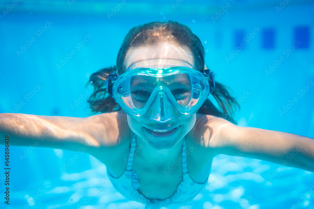 Naklejka premium Underwater portrait of child