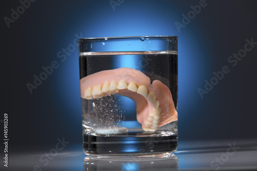 Zahnprothese im Wasserglas