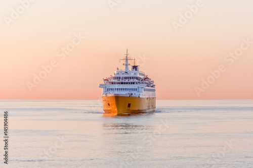 Fototapeta ferry au large de Bastia au lever du jour