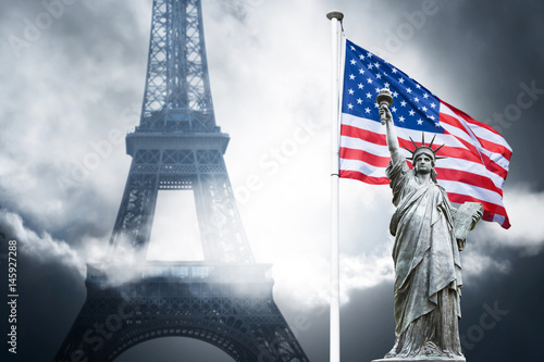 paris france liberté symbole statue statue de la liberté torche amérique usa états-unis us libre pays tour eiffel drapeau arc en ciel amitié relation internationale